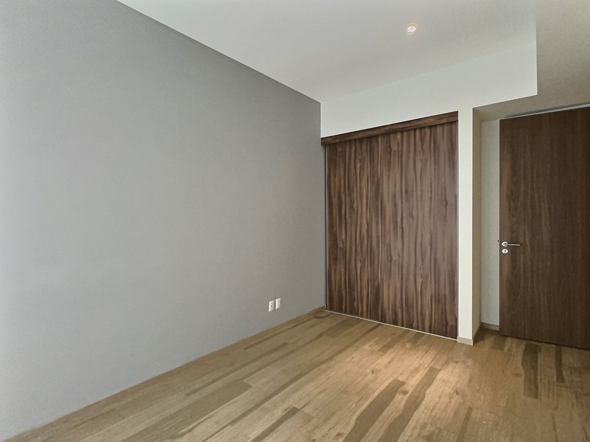 2 de 11: Recámara con closet de pared