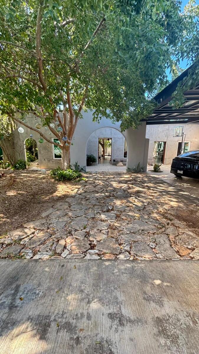 2 de 37: entrada principal y estacionamiento para autos