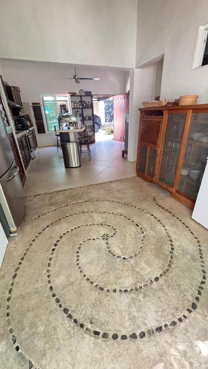 27 de 37: cocina con vista a la alberca