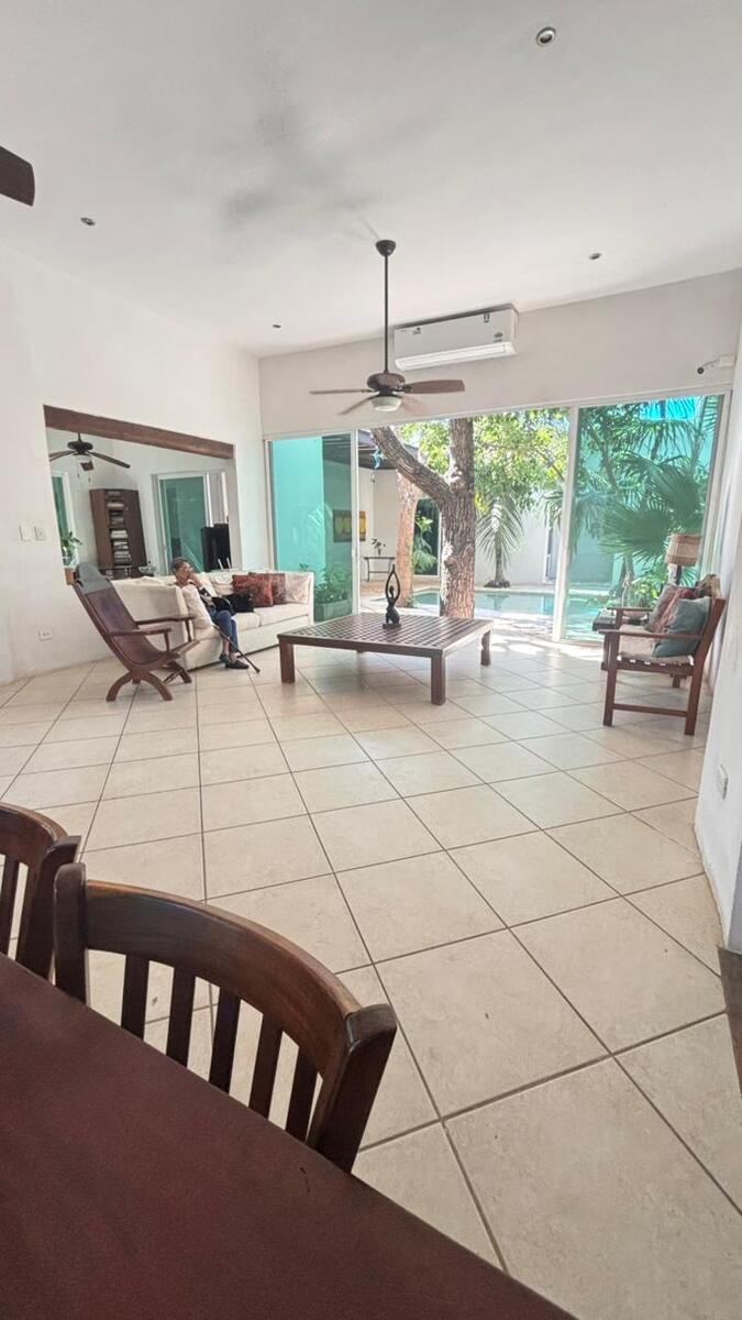 32 de 37: sala con vista a alberca