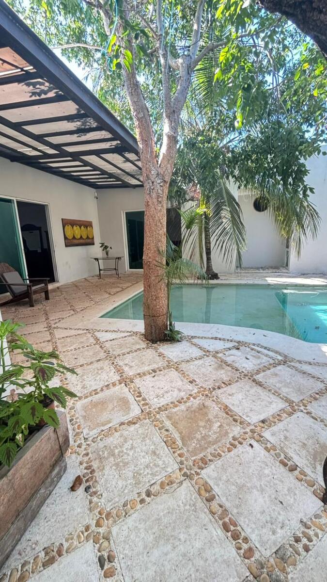 33 de 37: vista de la  alberca desde la sala