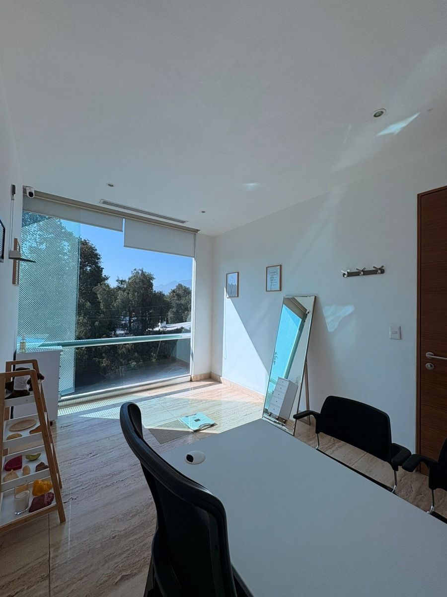 4 de 5: oficina  con gran ventanal y vista al exterior