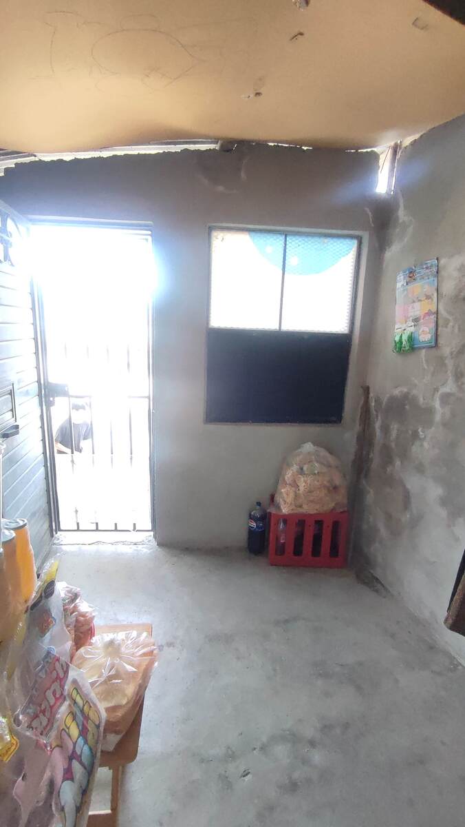 1 of 13: Cuarto y acceso a la calle