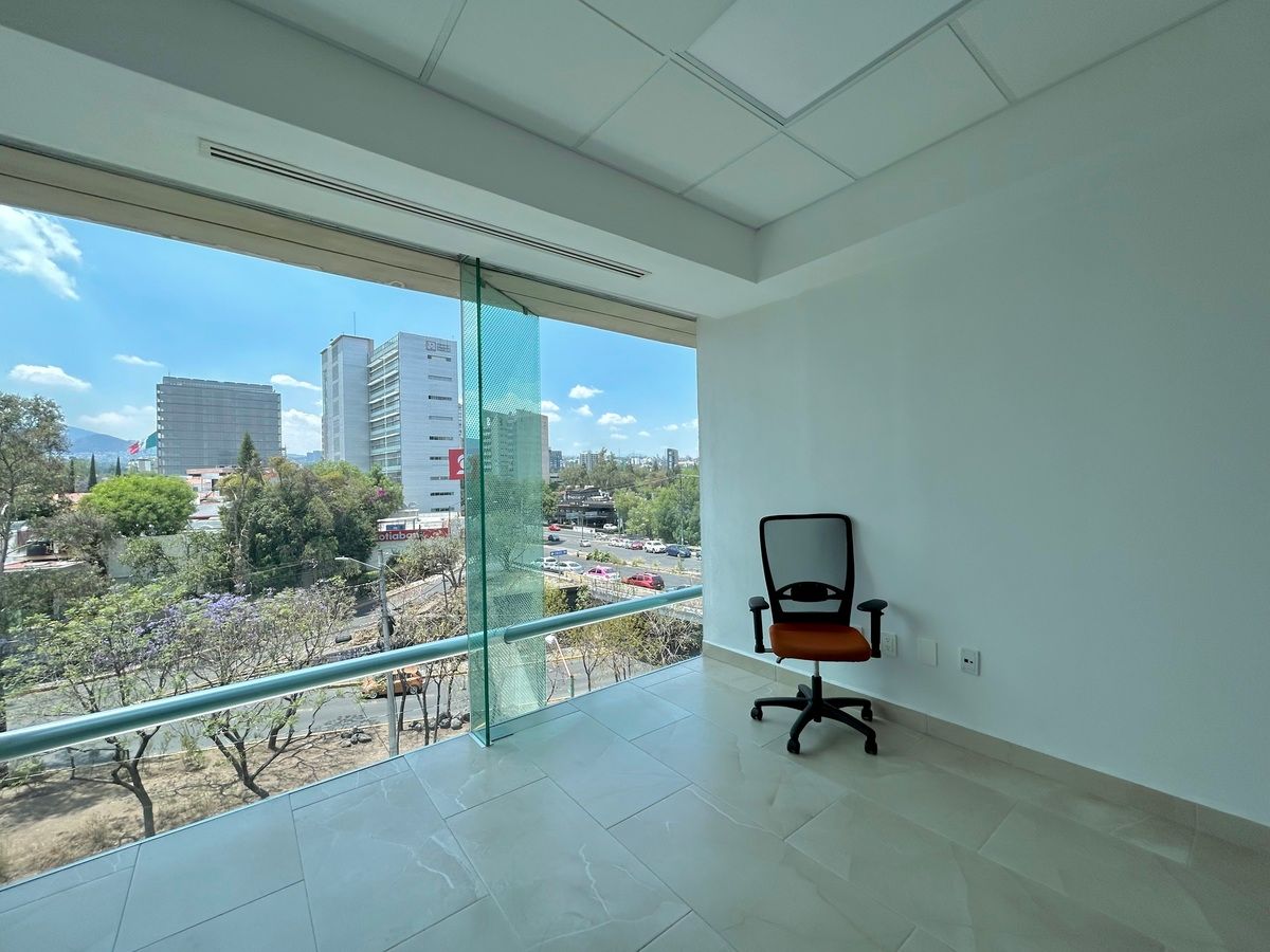 3 de 7: Recámara para escritorios con grandes ventanales