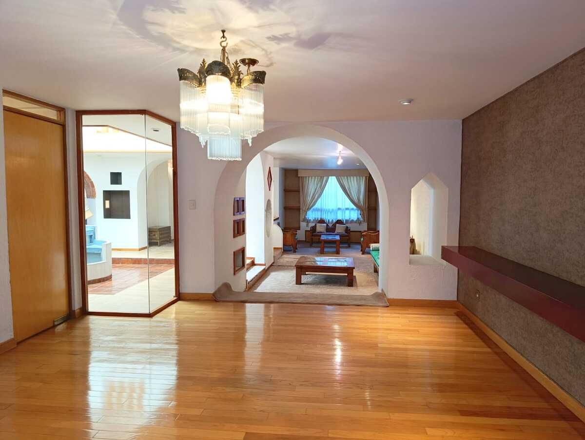 1 de 38: Comedor, vista hacia doble sala y patio central