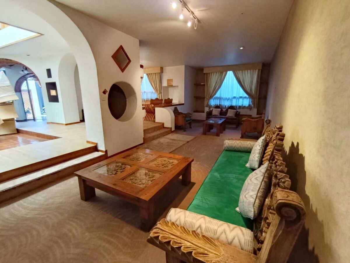 5 de 38: Sala con vista a patio central