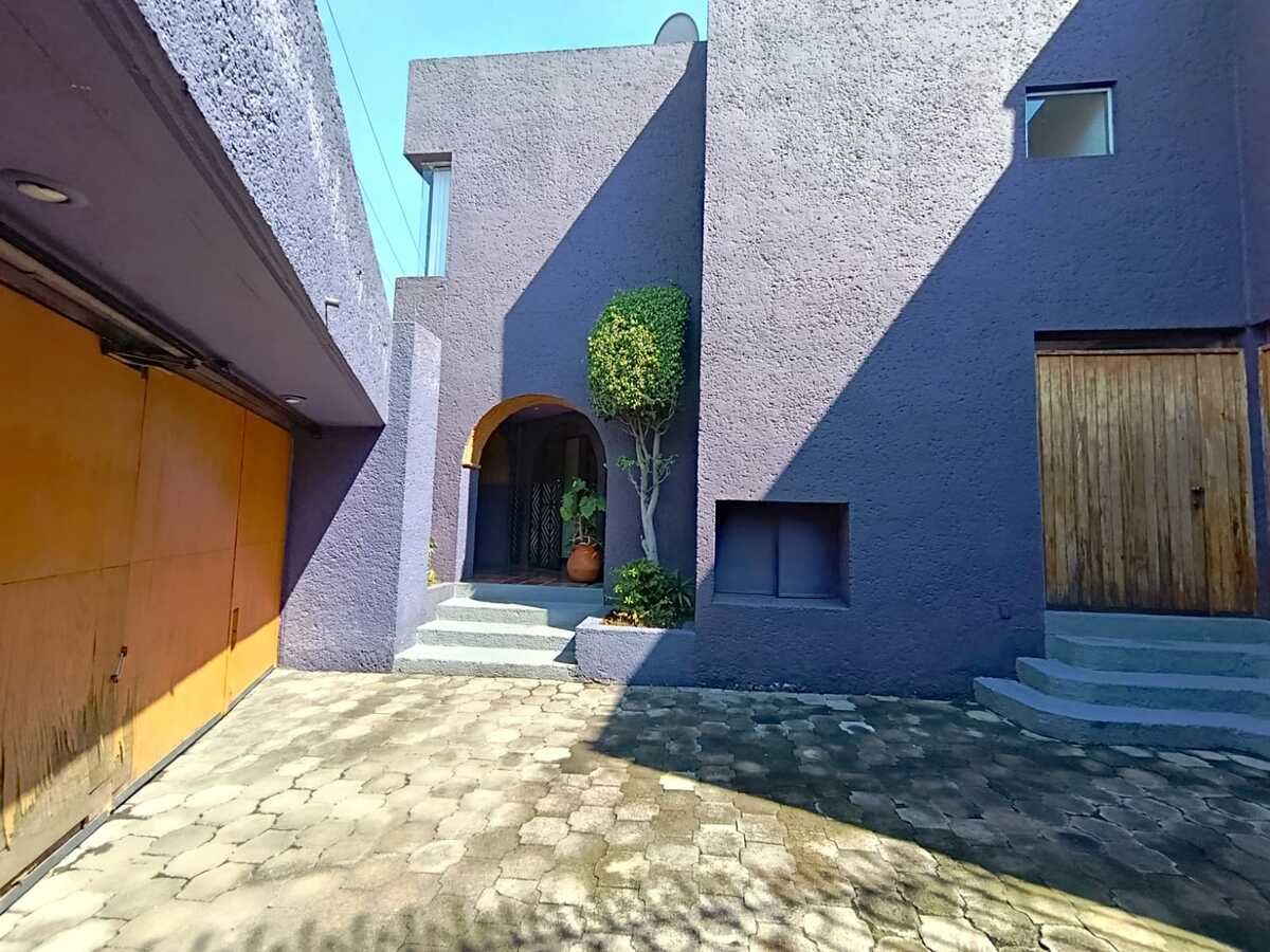 38 de 38: Entrada principal y entrada de servicio