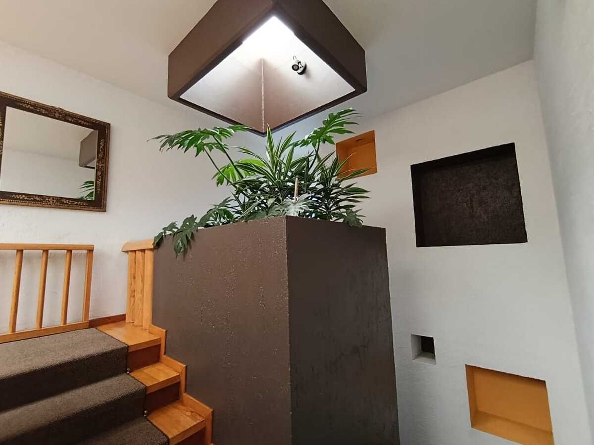 16 de 38: Cubo amplio escalera con nichos