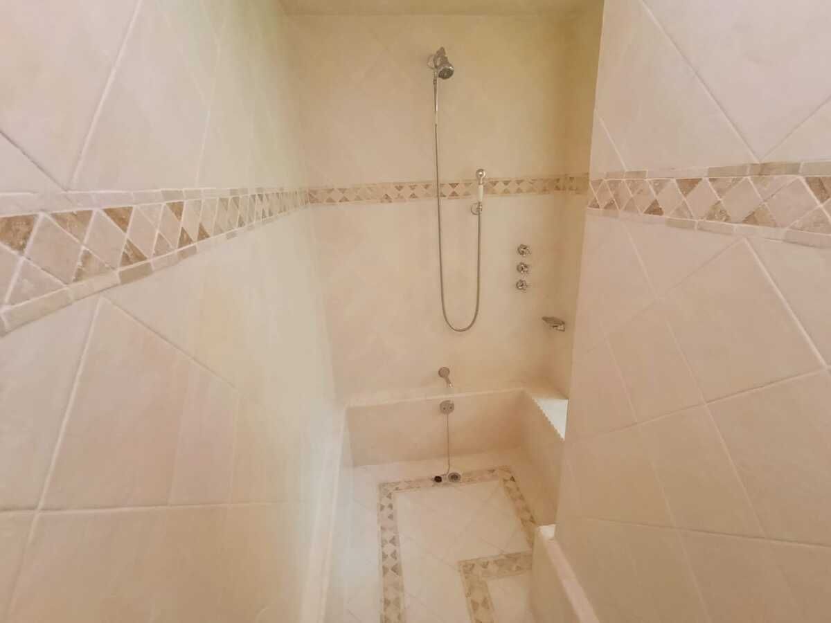 22 de 38: Regadera con tina