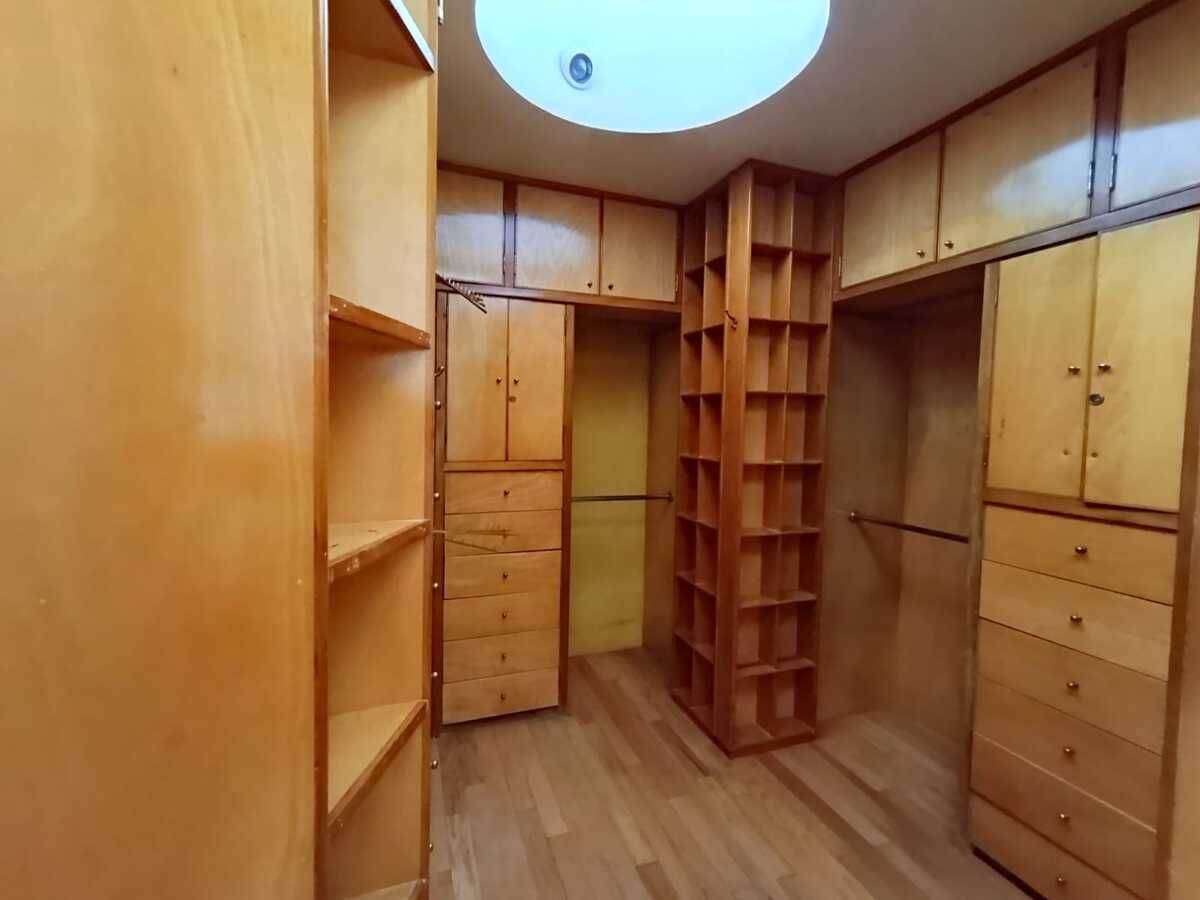 21 de 38: Vestidor 1