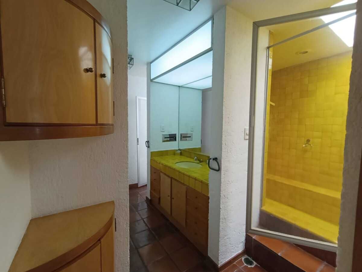 31 de 38: Regadera con tina del baño compartido