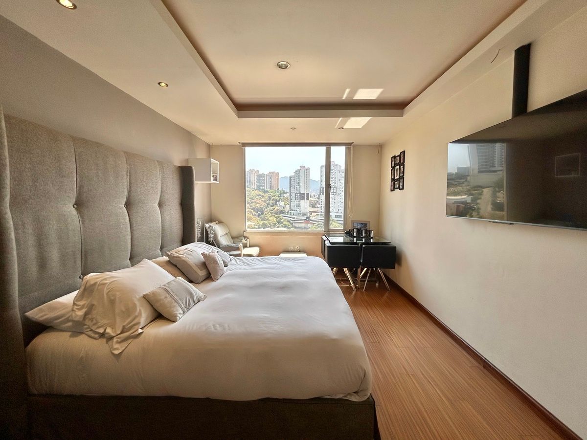 7 de 17: Amplia e iluminada recámara principal