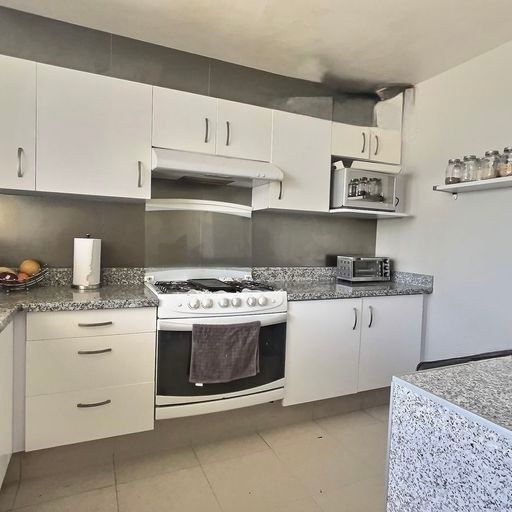 8 de 17: Cocina con mesón de granito