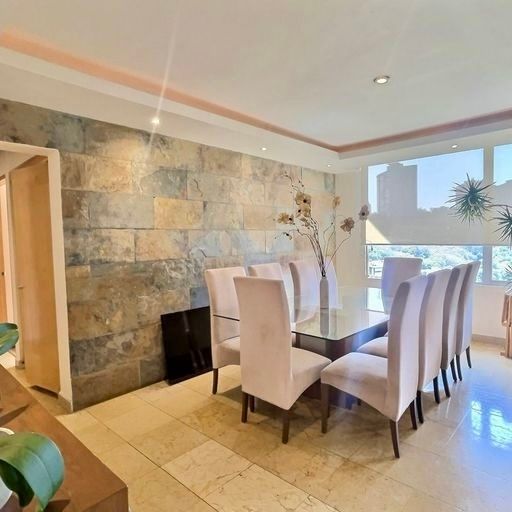 2 de 17: Elegante comedor con detalles en la pared