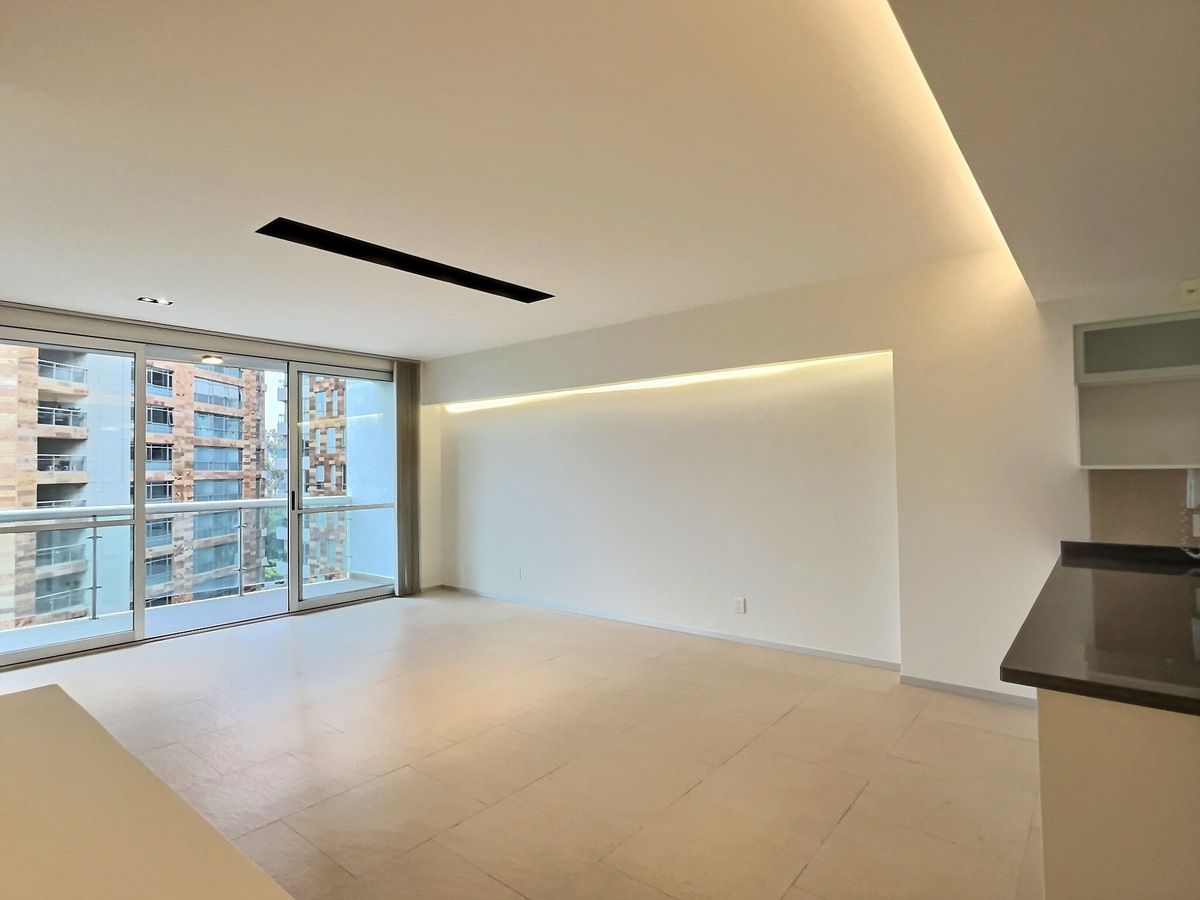 2 de 28: Sala-comedor con gran iluminación