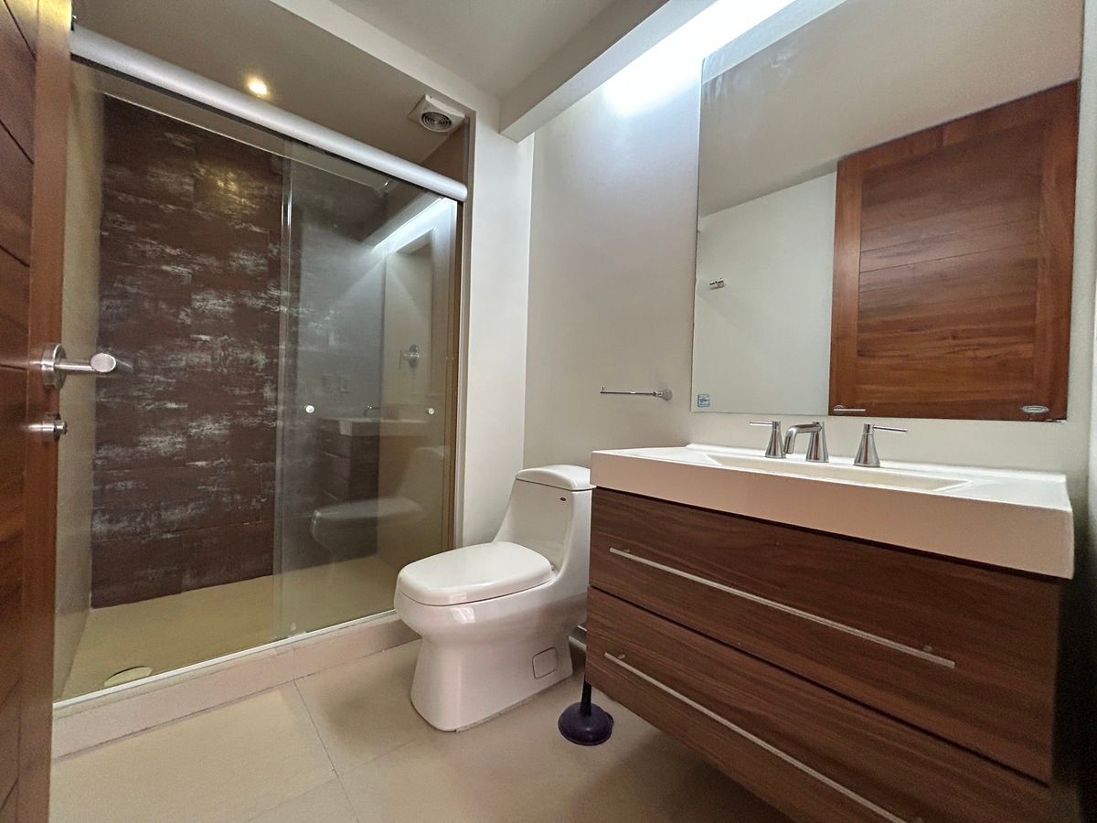 5 de 28: Baño con ducha