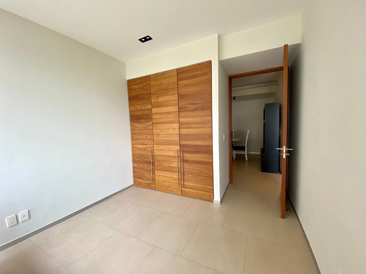 6 de 28: Recámara con closet de pared