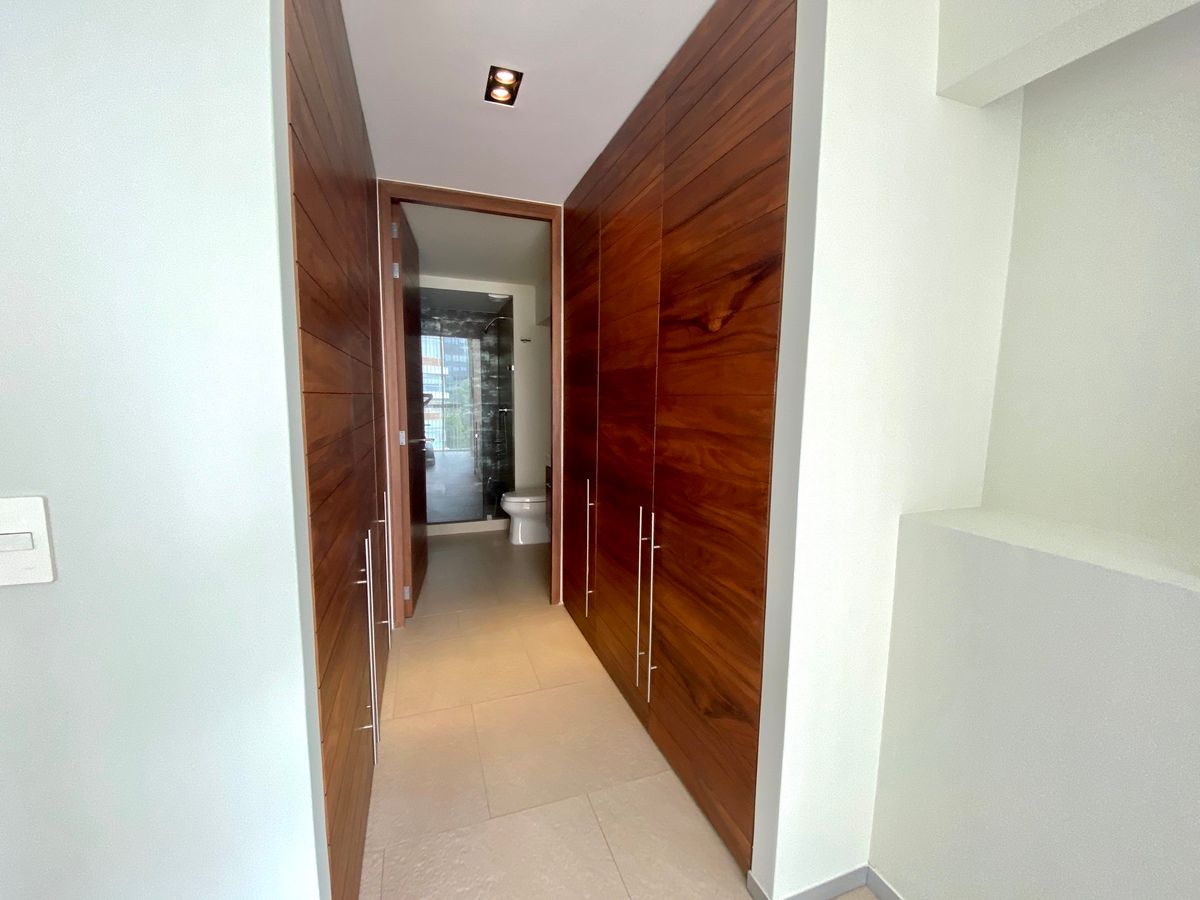 9 de 28: Baño con ducha y  closet de pared