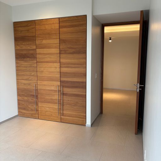 13 de 28: Recamará con closet de pared