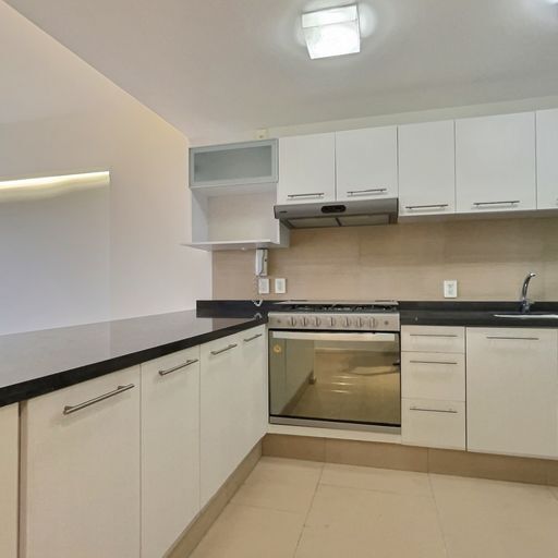 3 de 28: Cocina integral amplia con gran espacio para almacenar