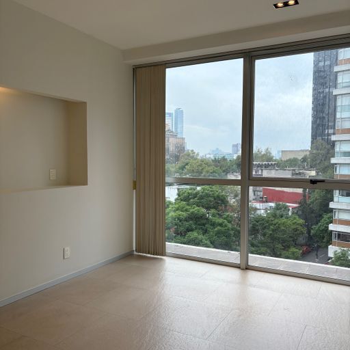 14 de 28: Recámara con grandes ventanales y vista al exterior