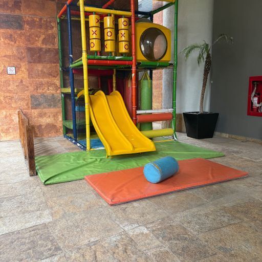 25 de 28: Aréa de juegos