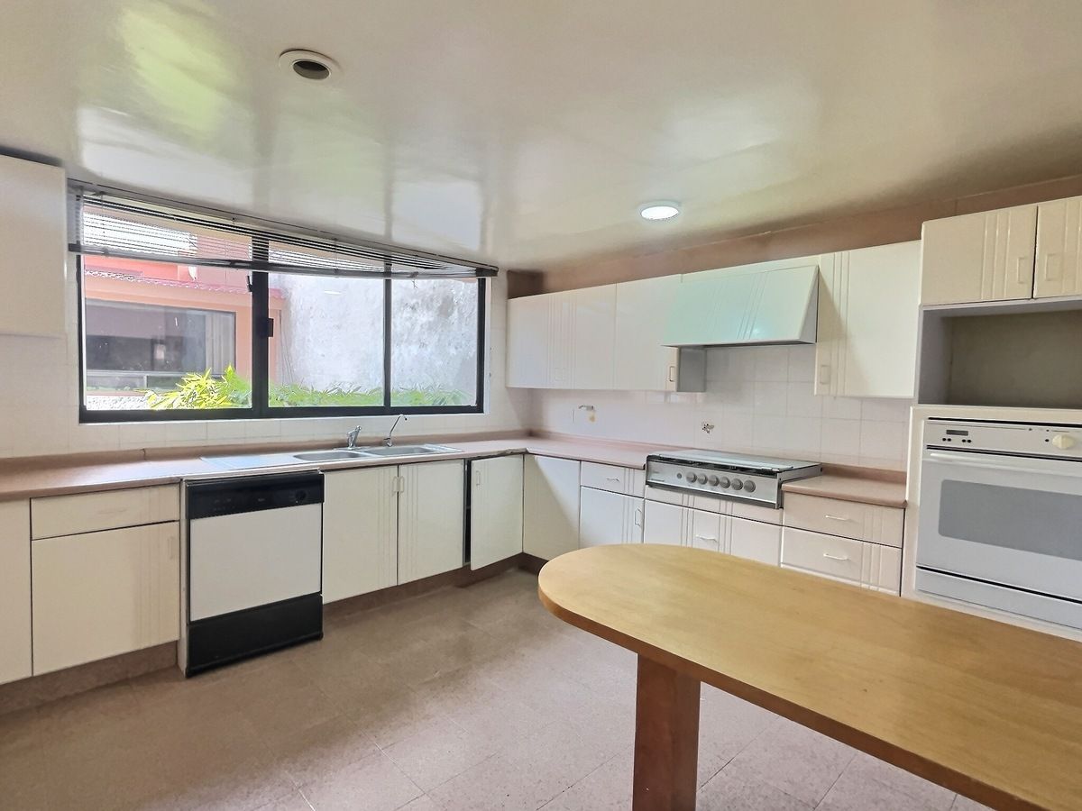 1 de 14: Cocina amplia con gran espacio para almacenamiento