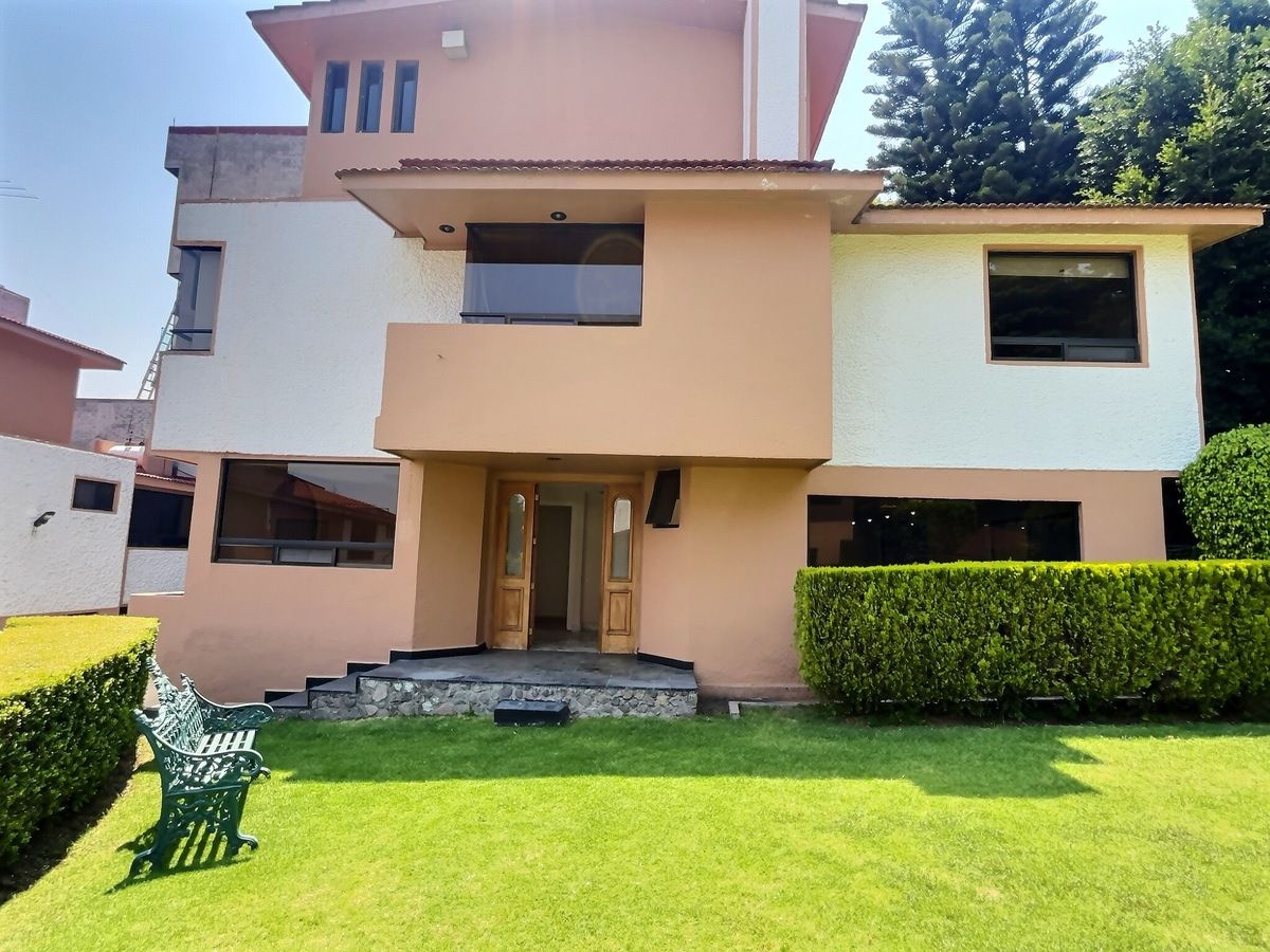 3 de 14: Fachada de la casa con jardín exterior