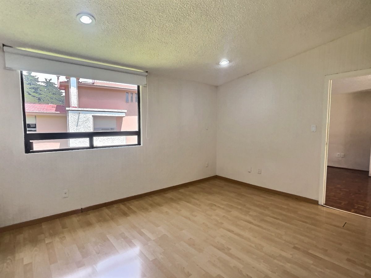 5 de 14: Recámara con pisos de madera