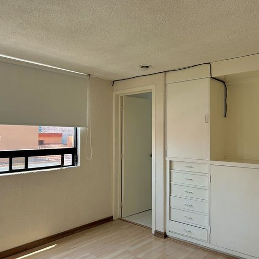 8 de 14: Recámara con closet de pared