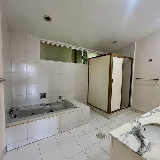 10 de 14: Baño principal con tina