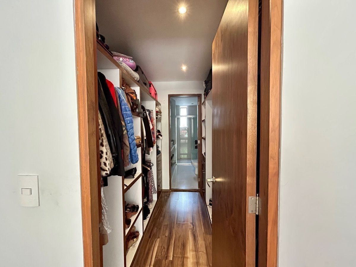 Vestidor de la recámara principal, foto 9 de 30