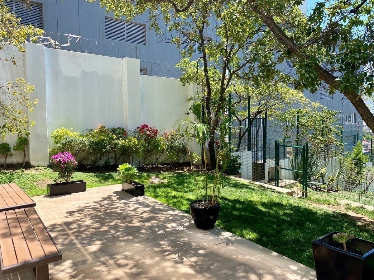 24 de 30: Jardín exterior del edificio