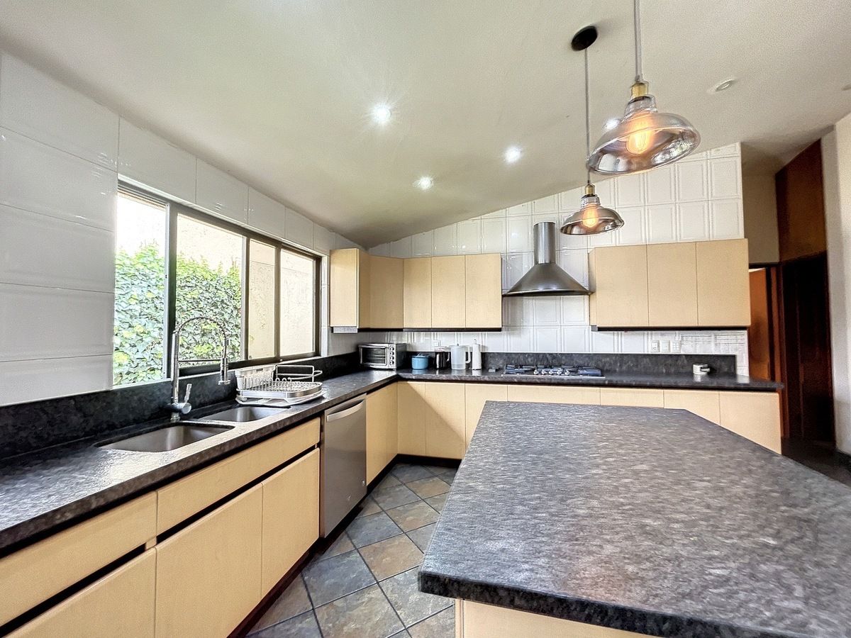 2 de 19: Cocina iluminada