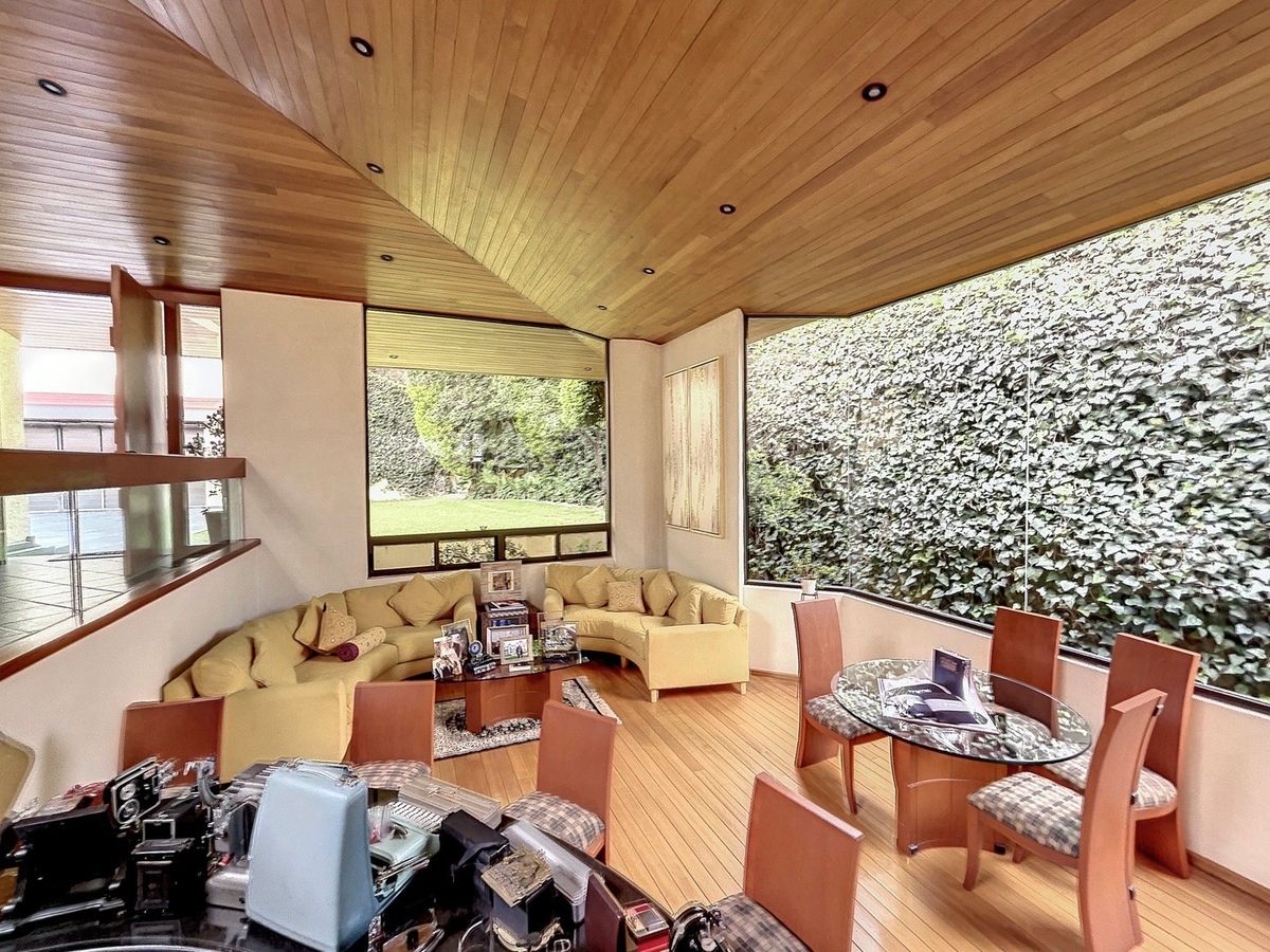 1 of 19: Family room con antecomedor y vista al jardín