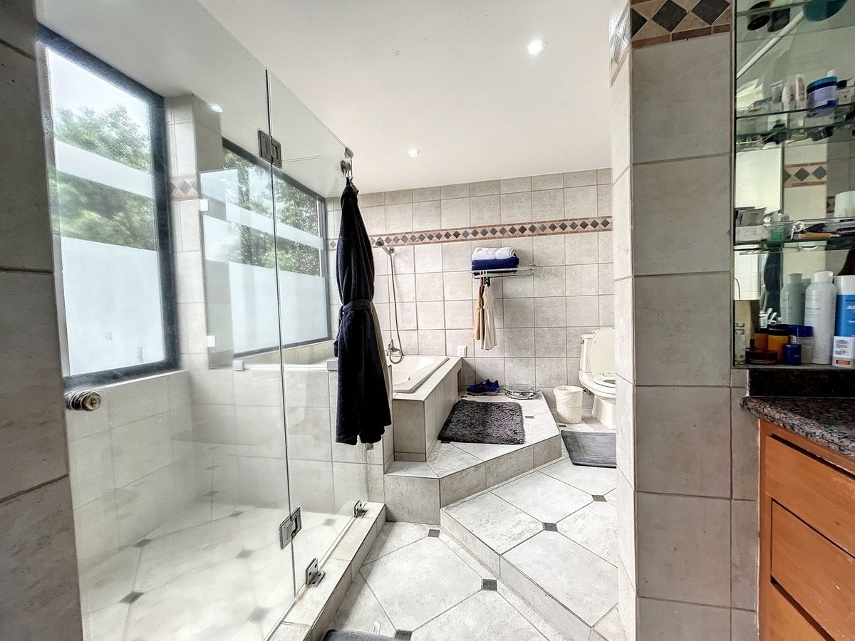 14 of 19: Baño completo con tina