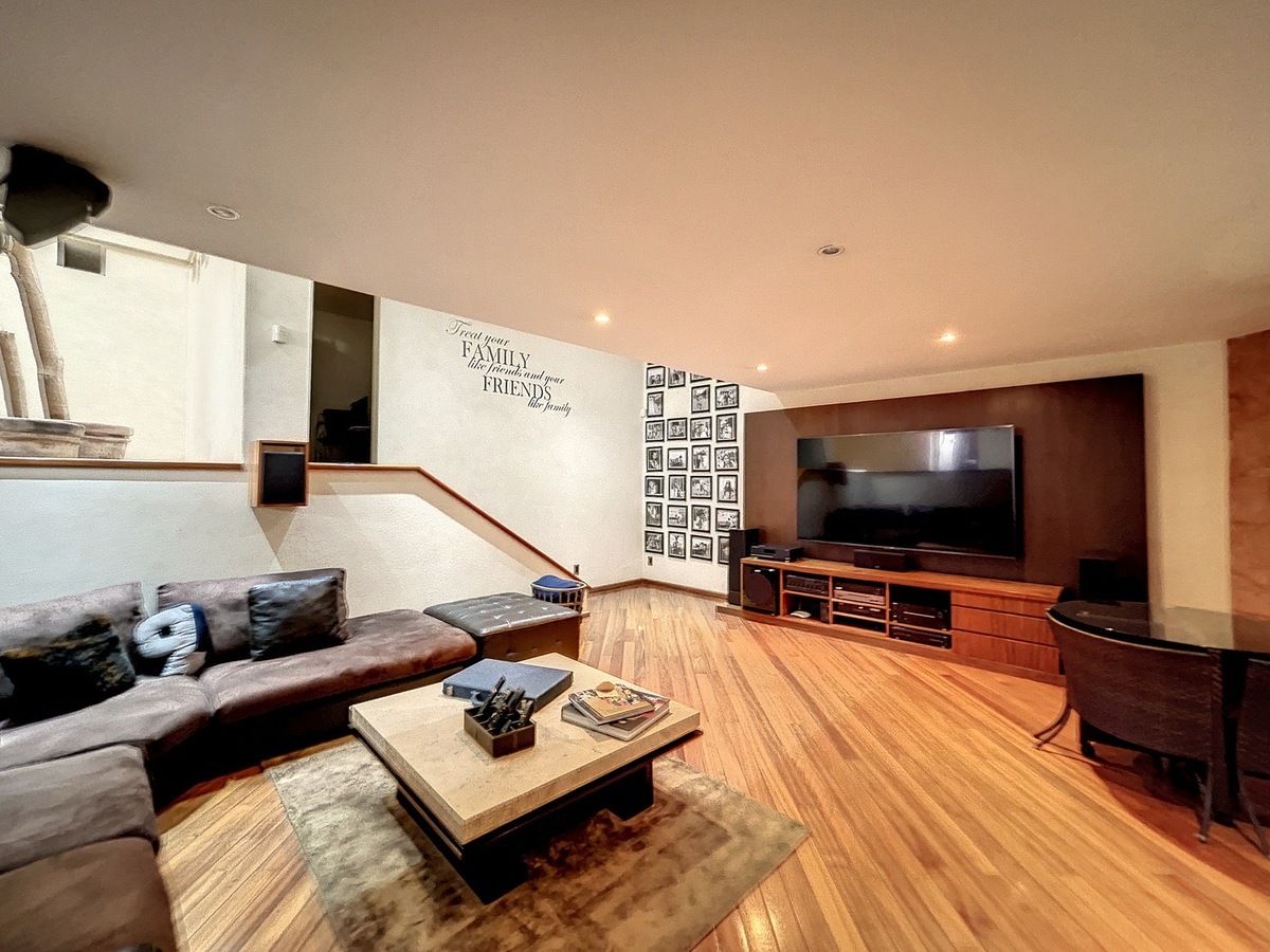 17 of 19: Sala de televisión