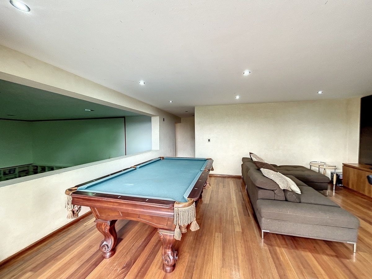 18 of 19: Área de juegos con sala de televisión