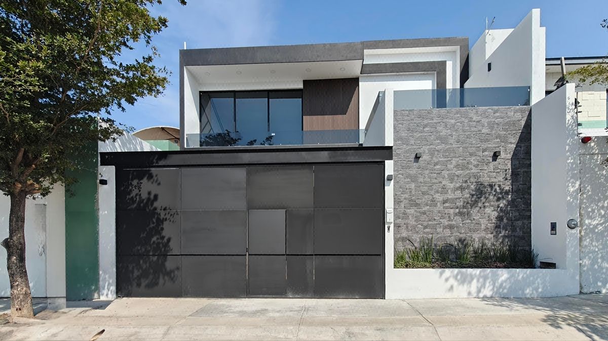 Residencia en venta con alberca, 4 recámaras