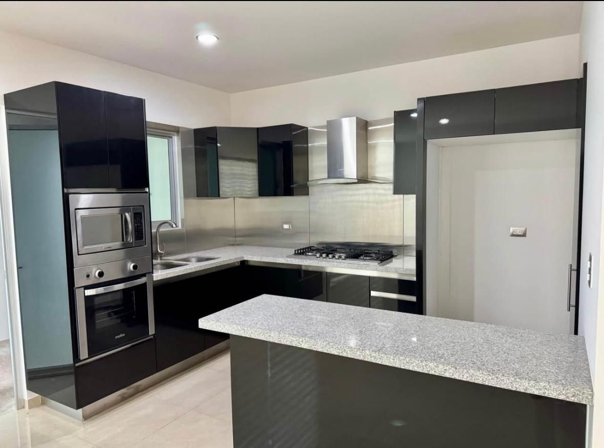 5 de 12: Cocina equipada