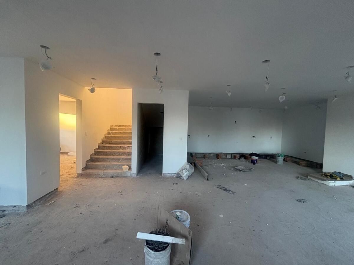 4 de 6: Habitación, escaleras, baño y cocina