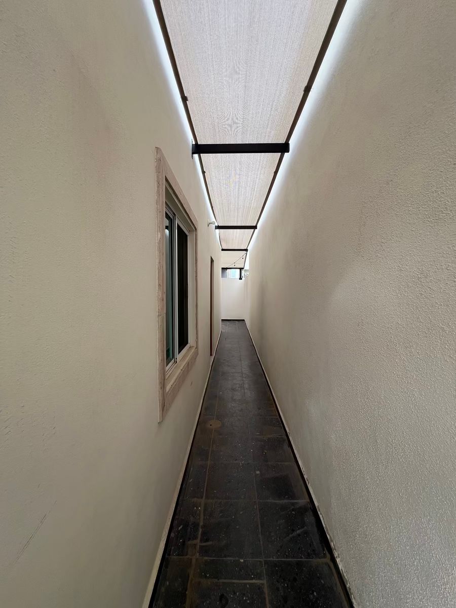 18 of 19: pasillo lateral hacia patio trasero