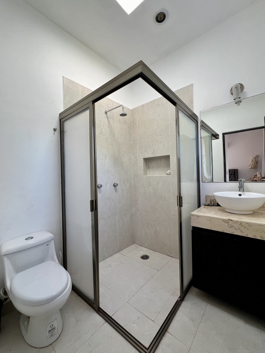 19 of 22: Baño recámara principal