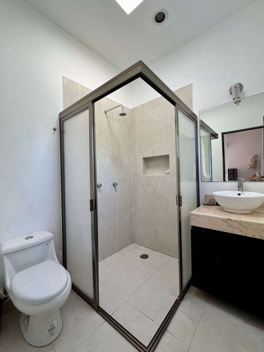 21 of 24: Baño recámara principal