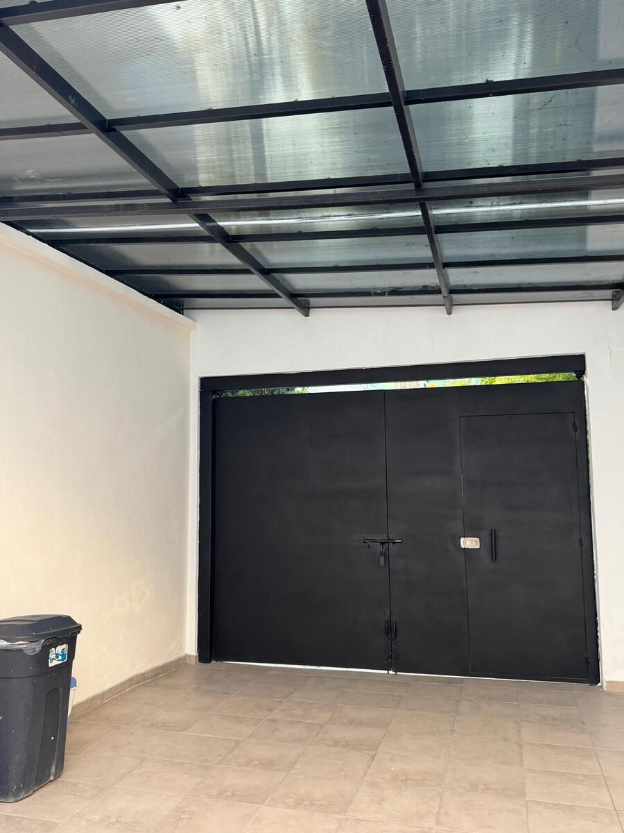 2 de 13: Estacionamiento parcialmente cubierto