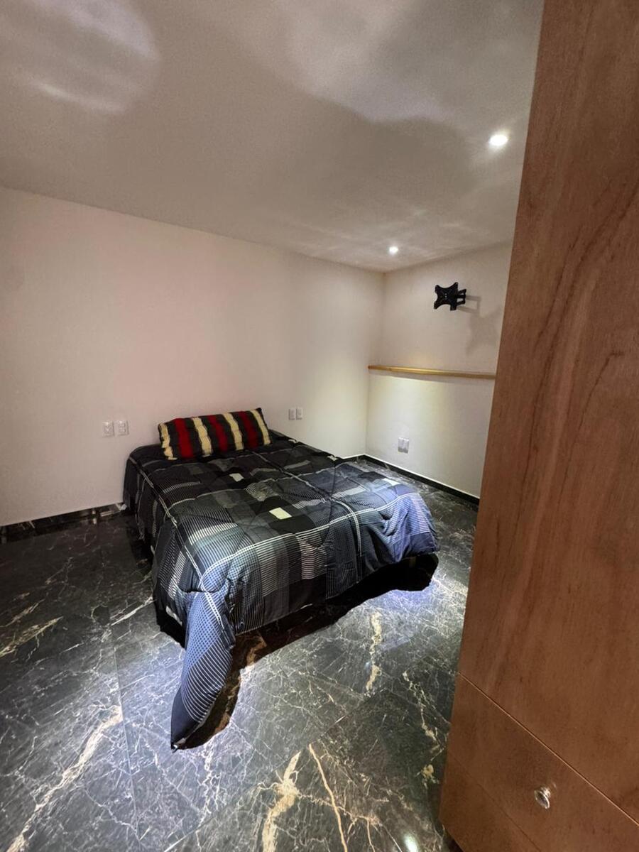 5 de 13: Recámara con baño completo en  planta baja