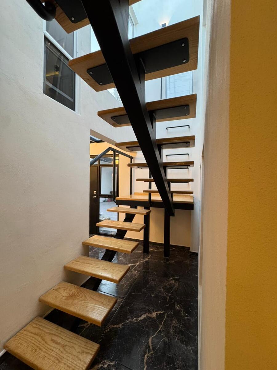 6 de 13: Escaleras de pino tipo modernistas.