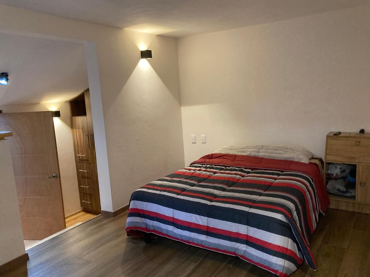 8 de 13: Recámara secundaria con closet y baño completo