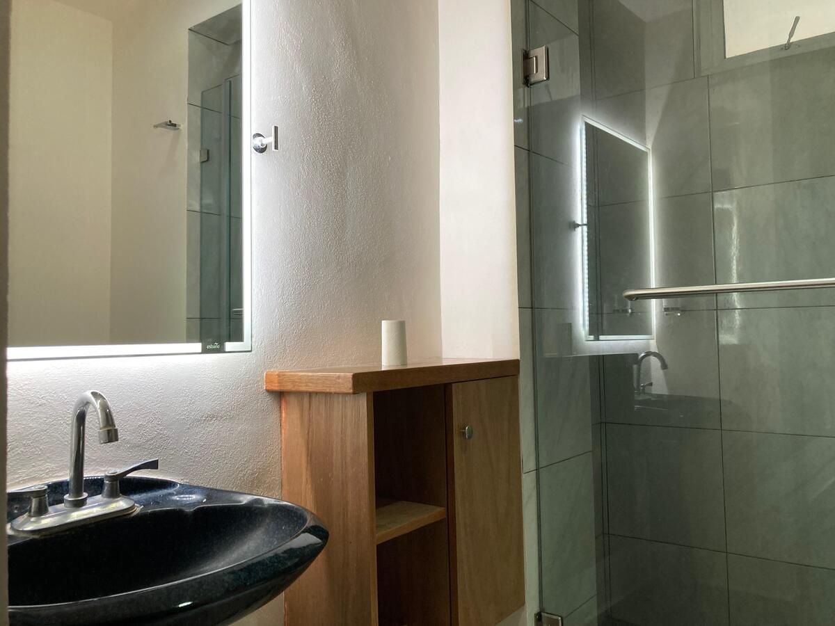 11 de 13: Todos los baños con vidrio templado y regaderas de cascada