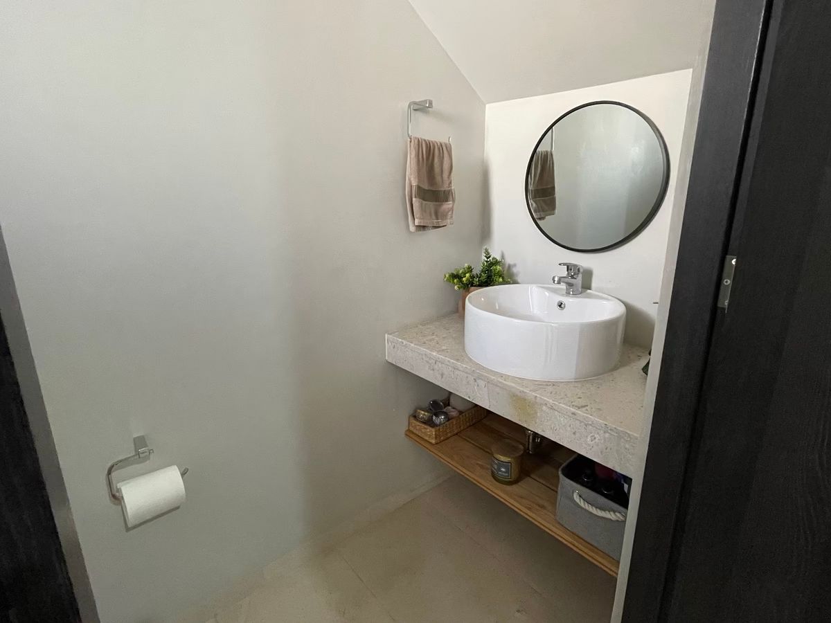 2 de 21: Medio Baño PB